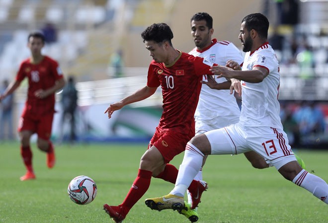 Việt Nam vs Iran (0-2): Lực bất tòng tâm Công Phượng đi trong trước các cầu thủ Iran. Ảnh: Zing