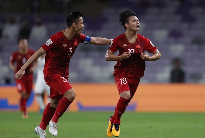 Thắng Yemen 2-0, tuyển Việt Nam rộng cửa đi tiếp ở Asian Cup Quang Hải ăn mừng bàn mở tỷ số
