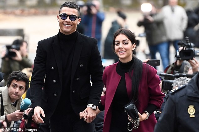 Ronaldo hớn hở nhận án 23 tháng tù treo gây bất ngờ Ronaldo và Georgina Rodriguez hớn hở rời phiên tòa ở Madrid