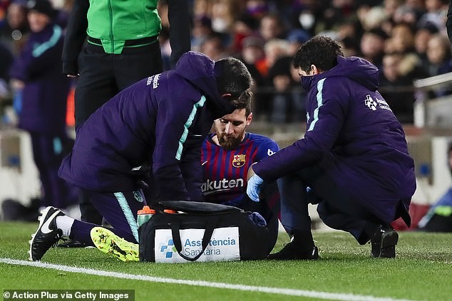 Messi dính chấn thương ngay trước ‘Siêu kinh điển’ với Real Lionel Messi bị đau ngay sau trận đấu với Valencia