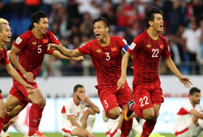 FIFA ấn tượng với bước tiến của tuyển Việt Nam Các cầu thủ Việt Nam ăn mừng chiến thắng trước Jordan