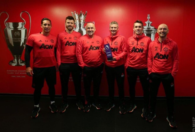 HLV Ole Solskjaer giành giải thưởng đầu tiên ở Ngoại hạng Anh HLV Ole Solskjaer chia sẻ giải thưởng với các trợ lý ở M.U