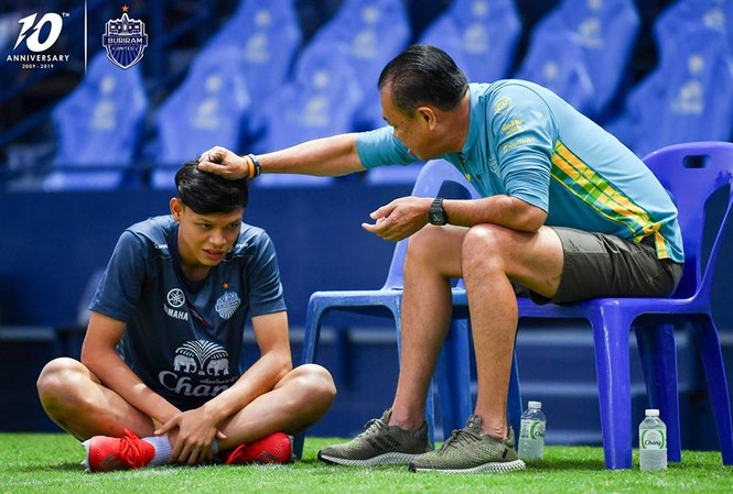 CLB của Xuân Trường nhắc nhở sao U23 Thái Lan vụ đánh nguội Đình Trọng Supachai bị Chủ tịch Buriram United nhắc nhở. Ảnh: Buriram United
