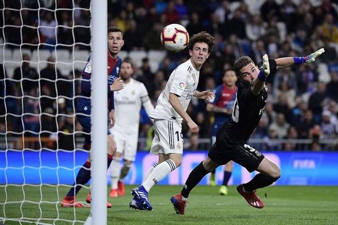 Cho con trai ruột bắt chính ở Real Madrid, HLV Zidane nói gì? Luca Zidane ra mắt Real Madrid không ấn tượng.
