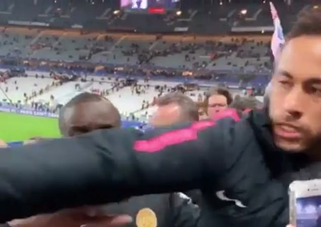 Bị quay phim, ngôi sao Neymar nổi điên đấm CĐV trên sân Neymar đòi đánh CĐV tại Stade de France