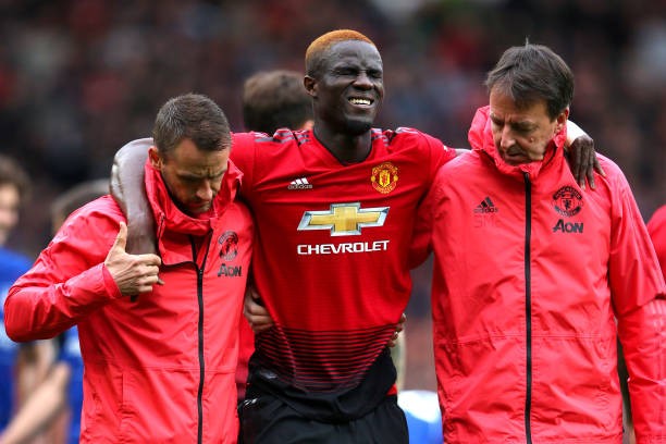 M.U thiệt hại nặng sau trận hòa Chelsea Eric Bailly đau đớn rời sân trước Chelsea
