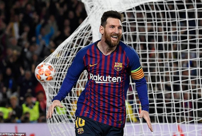 Ghi siêu phẩm trước Liverpool, Messi lập một loạt kỷ lục Lionel Messi ăn mừng bàn thắng trước Liverpool.