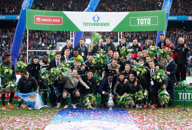 Ajax đoạt danh hiệu đầu tiên, hướng đến cú ăn ba lịch sử Ajax giành danh hiệu đầu tiên ở mùa giải 2018-19