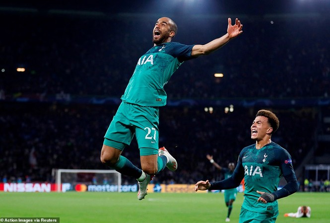 Lucas Moura lập hat-trick, Tottenham vào chung kết Champions League Người hùng Lucas Moura ăn mừng bàn thắng với các đồng đội.