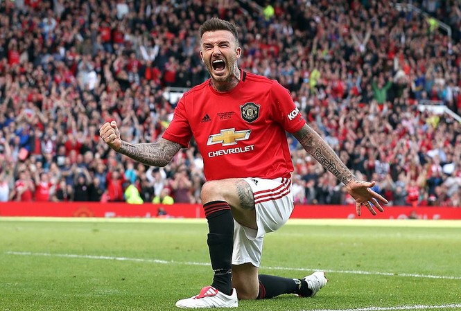 Beckham ghi bàn, huyền thoại M.U đè bẹp lão tướng Bayern David Beckham ăn mừng bàn thắng vào lưới huyền thoại Bayern