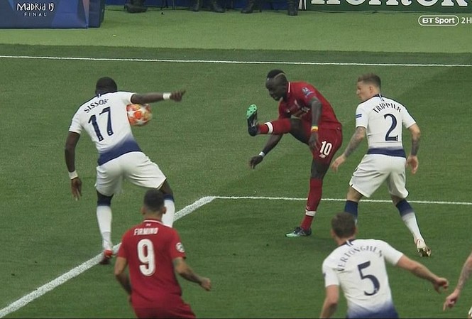 Tottenham bị phạt đền oan uổng ở chung kết Champions League? Bóng chạm nách Sissoko trước khi đập vào tay tiền vệ của Tottenham.
