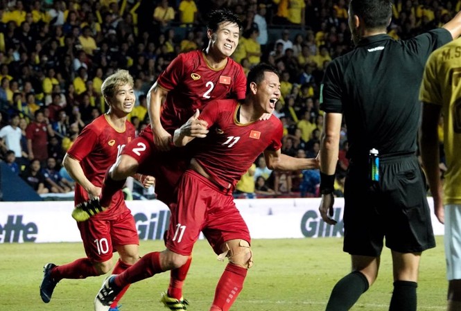 Anh Đức ghi bàn phút bù giờ, tuyển Việt Nam hạ Thái Lan vào chung kết King's Cup Anh Đức ăn mừng "bàn thắng vàng". Ảnh: Hữu Phạm