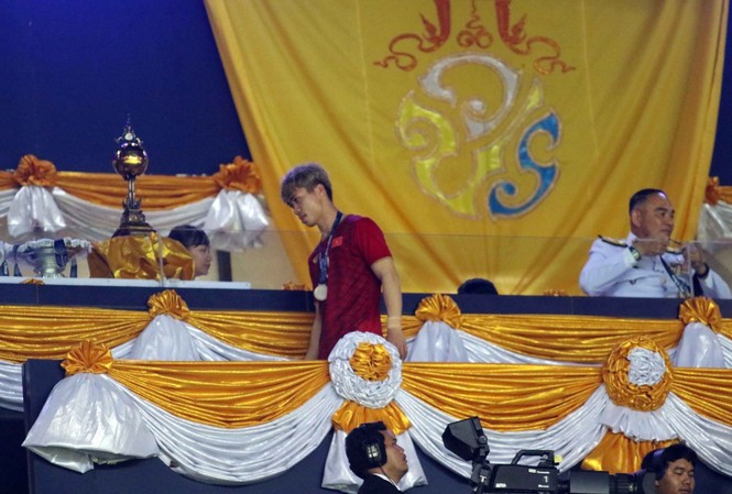 Công Phượng đá hỏng luân lưu, tuyển Việt Nam để tuột King's Cup Công Phượng và đồng đội nhận HCB. Ảnh: Hữu Phạm