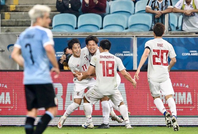 ‘Đội trẻ’ Nhật Bản gây sốc trước Uruguay tại Copa America Các cầu thủ Nhật Bản ăn mừng bàn thắng trước Uruguay.