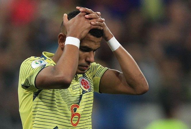 Sút hỏng luân lưu ở Copa America, ngôi sao Colombia bị dọa giết William Tesillo ôm đầu sau cú sút 11m hỏng trước Chile