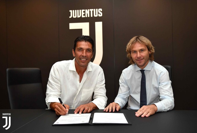 Huyền thoại Gianluigi Buffon chính thức 'tái hôn' với Juventus Gianluigi Buffon rạng rỡ ký hợp đồng với Juventus