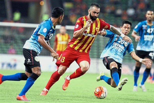 Cùng bảng với Việt Nam ở vòng loại World Cup, Malaysia nhập tịch 4 ngôi sao De Paula (giữa) là chân sút hàng đầu ở giải vô địch quốc gia Malaysia.