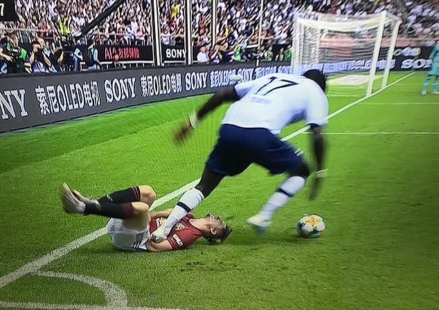 HLV Tottenham muối mặt xin lỗi M.U vì học trò đá láo Pha bóng Sissoko đạp vào Daniel James khiến M.U phẫn nộ.