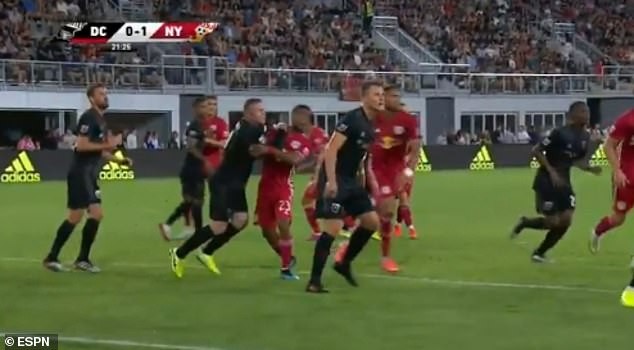 VAR 'bắt dính' Wayne Rooney đánh nguội đối thủ VAR 'bắt dính' Wayne Rooney đánh nguội đối thủ