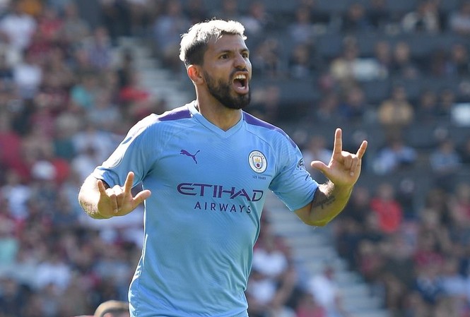 Sergio Aguero lập cú đúp, Man City đè bẹp Bournemouth Sergio Aguero ăn mừng cú đúp vào lưới Bournemouth.