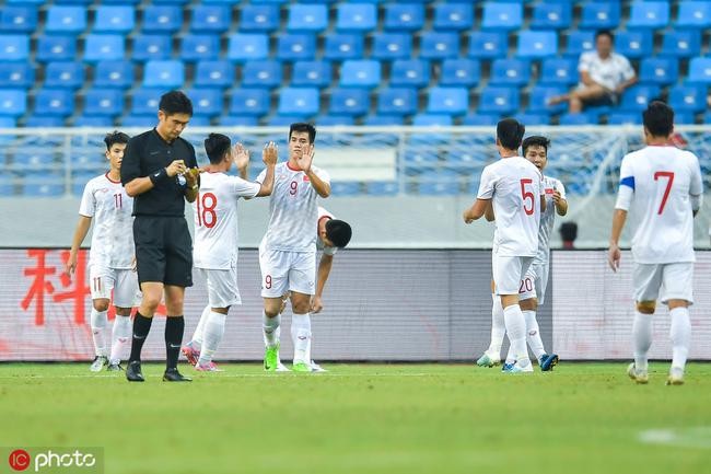 Báo châu Á ca ngợi U22 Việt Nam thắng dễ Trung Quốc Tiến Linh ăn mừng cùng các cầu thủ U22 Việt Nam.