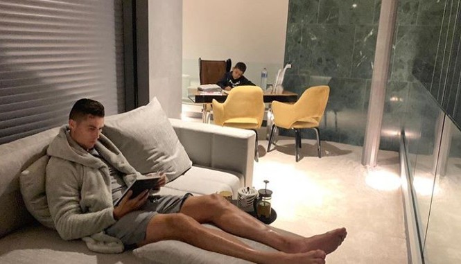 Không thắng giải The Best, Ronaldo nói 'bình minh luôn đến sau đêm đen' Ronaldo ngồi nhà thay vì đến dự lễ trao giải The Best.