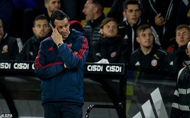 Thua sốc đội mới thăng hạng, HLV Arsenal đổ tại... VAR HLV Unai Emery thất vọng với VAR.