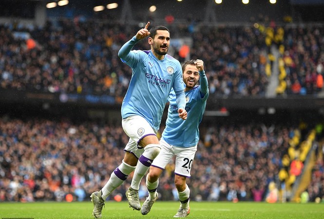 Thắng dễ Aston Villa, Man City gây sức ép lớn lên Liverpool Ilkay Gundogan ăn mừng bàn thắng.