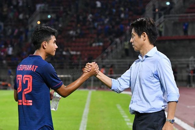 Thái Lan chọn ‘thần đồng’ Suphanat đấu với tuyển Việt Nam Suphanat Mueanta có cơ hội dưới thời HLV Akira Nishino .