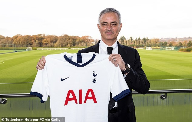 Tottenham trả mức lương gây sốc cho HLV Jose Mourinho Jose Mourinho rạng rỡ ra mắt Tottenham.