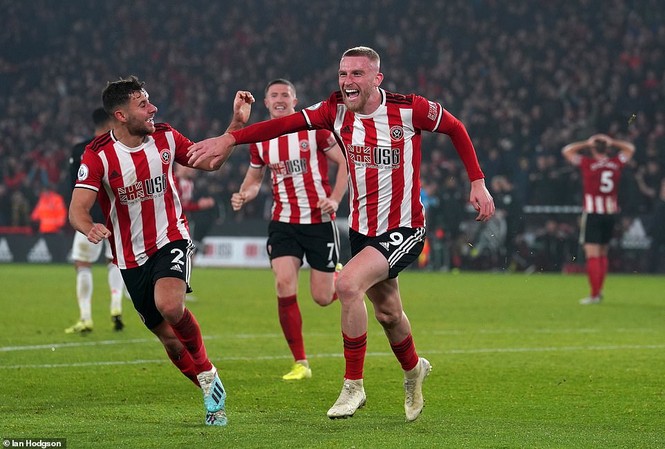 M.U rượt đuổi tỉ số ‘điên rồ’ với Sheffield United Các cầu thủ Sheffield United ăn mừng bàn thắng phút chót.