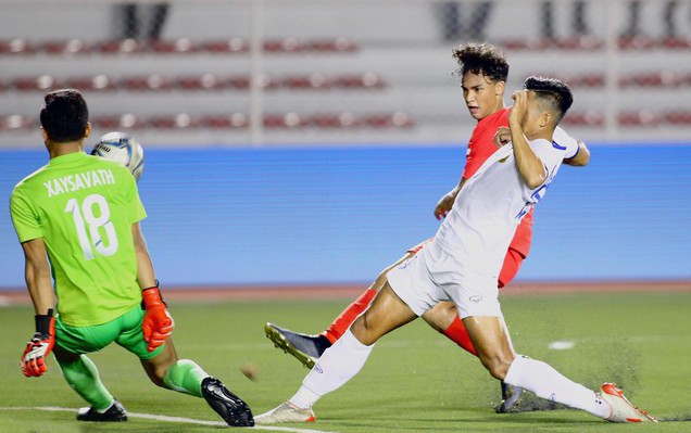 Cầm hòa Singapore, U22 Lào xếp trên cả Thái Lan U22 Lào (áo trắng) giành 1 điểm trong cuộc đọ sức với Singapore. Ảnh: Zing