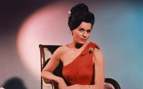 Nàng 'Bond girl' đầu tiên của series phim 007 qua đời ở tuổi 90 'Bond girl' đầu tiên qua đời ở tuổi 90 và chưa rõ lí do qua đời