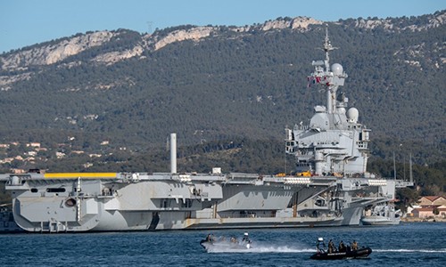 Pháp đưa tàu sân bay tới Địa Trung Hải tham gia diệt tàn quân IS Tàu sân bay Charles de Gaulle của Pháp rời cảng Toulon ngày 5/3. Ảnh: AFP.
