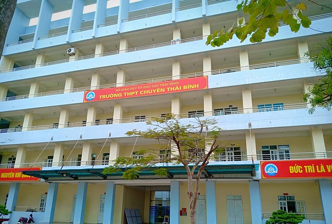 Thầy giáo Thái Bình gạ tình nữ sinh: Xử nghiêm, không giơ cao đánh khẽ Trường chuyên Thái Bình, nơi xảy ra vụ việc
