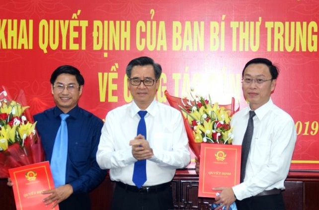 Ban Bí thư Trung ương Đảng chuẩn y nhân sự 2 tỉnh Bí thư Tỉnh ủy Bạc Liêu trao quyết định và chúc mừng đồng chí Tạ Trung Dũng, Huỳnh Hữu Trí.