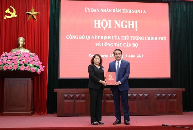 Công bố quyết định của Thủ tướng về công tác cán bộ Đồng chí Tráng Thị Xuân trao quyết định cho đồng chí Lê Hồng Minh.