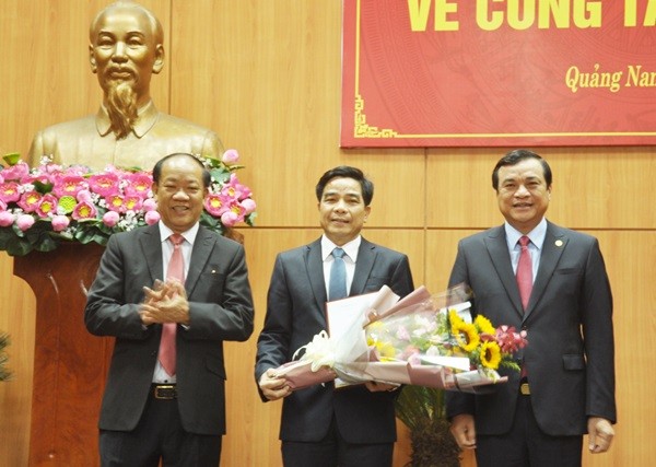 Công bố quyết định nhân sự của Ban Bí thư Trung ương Đảng Các đồng chí Phan Việt Cường và Đinh Văn Thu trao quyết định và chúc mừng đồng chí Lê Văn Dũng.