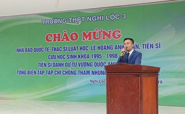 Bộ Công an nói gì về việc 'nhà báo quốc tế' sử dụng ô tô biển xanh 80A? Ông Lê Hoàng Anh Tuấn tại buổi giao lưu tại Trường THPT Nghi Lộc 3.
