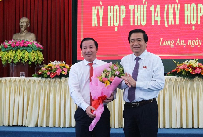 Thủ tướng phê chuẩn Phó Chủ tịch UBND tỉnh Long An Bí thư Tỉnh ủy, Chủ tịch HĐND tỉnh Long An Phạm Văn Rạnh tặng hoa chúc mừng ông Nguyễn Văn Út. Ảnh: Báo Long An
