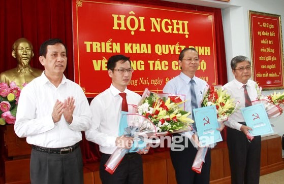 Ban Bí thư Trung ương Đảng chuẩn y nhân sự mới Đồng chí Phạm Văn Ru trao quyết định chuẩn y Chủ nhiệm Ủy ban Kiểm tra Tỉnh ủy cho đồng chí Huỳnh Thanh Bình và các Ủy viên Ủy ban Kiểm tra Tỉnh ủy Đồng Nai.