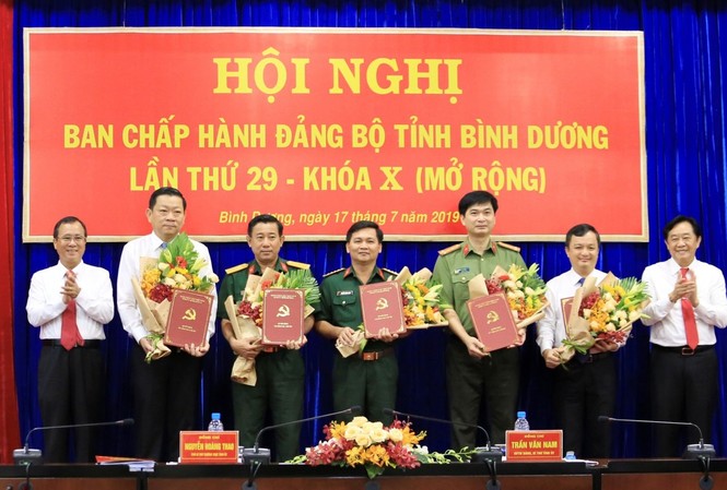 Ban Bí thư Trung ương Đảng chỉ định nhân sự mới ở Bình Dương Lãnh đạo Tỉnh ủy Bình Dương trao quyết định và chúc mừng các đồng chí được chỉ định tham gia Ban Thường vụ, Ban Chấp hành Tỉnh ủy Bình Dương nhiệm kỳ 2015 - 2020.