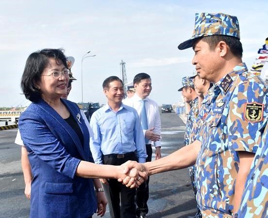 Phó Chủ tịch nước thăm và tặng quà cán bộ, chiến sỹ Vùng 2 Hải quân Phó Chủ tịch nước Đặng Thị Ngọc Thịnh bắt tay cán bộ, chiến sỹ tàu 383 thuộc Lữ đoàn 167. (Nguồn: Báo Bà Rịa-Vũng Tàu)