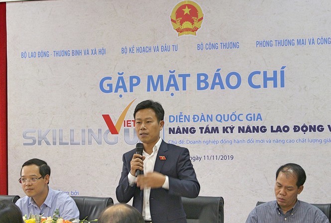 '5 năm tới sẽ bứt phá trong hợp tác trường nghề - doanh nghiệp' Thứ trưởng LĐ-TB&XH Lê Quân chia sẻ về gắn kết giữa trường nghề và doanh nghiệp.
