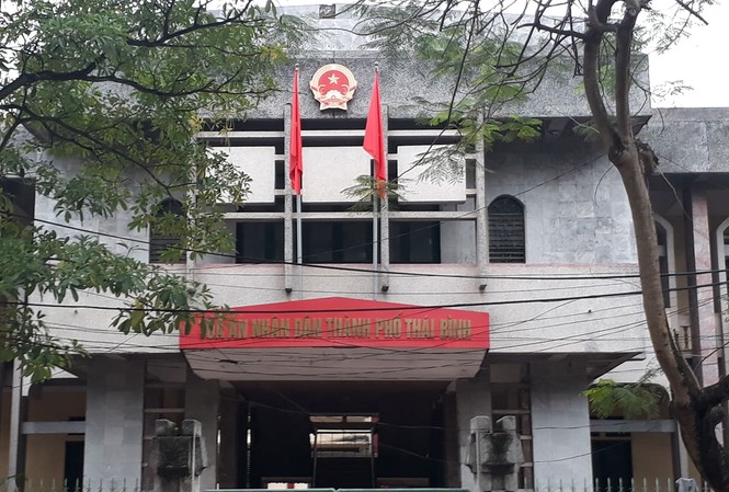 Hoãn xử vụ nữ sinh 14 tuổi bị nguyên trung tá và 3 chủ doanh nghiệp xâm hại Toà án thành phố Thái Bình hoãn phiên sơ thẩm vụ hiếp dâm nữ sinh lớp 9 - Ảnh: Hoàng Long