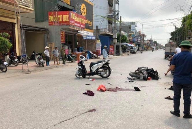 2 xe máy va chạm, 5 người thương vong Hiện trường vụ tai nạn làm 5 người thương vong - Ảnh: CTV