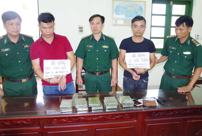 2 đối tượng vận chuyển trái phép 10 bánh heroin tại Nam Định 2 đối tượng Hải, Thắng và tang vật là 10 bánh ma tuý - Ảnh: Minh Khôi (BĐBP Nam Định)