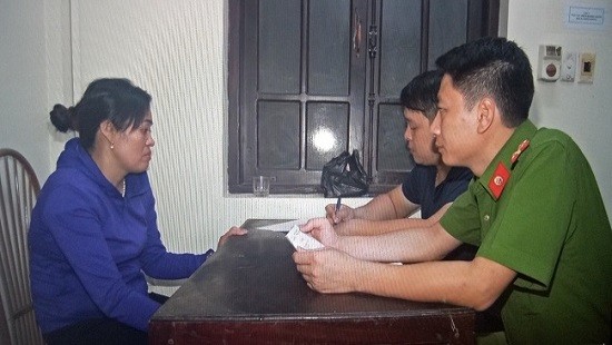 Khởi tố con gái tưới xăng đốt bố mẹ đẻ Lê Thị Loan tại cơ quan công an Hà Nam - Ảnh: Công an Hà Nam