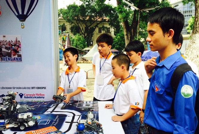 Hội tụ tài năng tin học trẻ Việt Nam Thí sinh thử nghiệm điều khiển robot, sản phẩm của Công ty cổ phần công nghệ DTT tại triển lãm các sản phẩm công nghệ thông tin. Ảnh: Hải Yến