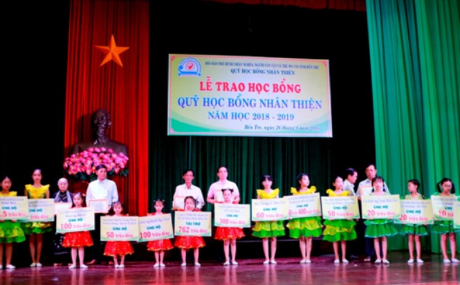 Trao học bổng nhân thiện Nâng bước tới trường 2018 cho 320 học sinh Đại diện các nhà tài trợ trao học bổng nhân thiện năm học 2018 - 2019